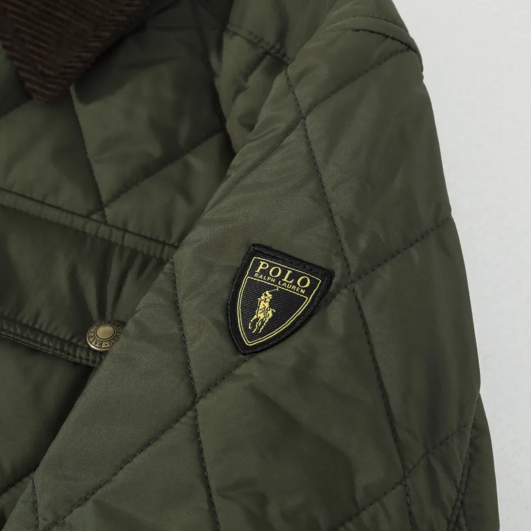 P370 #59 Ralph Lauren classic rhombus quilted cotton jacket for men and women. Inspired by retro workwear, it blends with contemporary British style. The imported machine-pressed rhombus quilting is accurately aligned, and the three-dimensional H-shaped tailoring is neat and slim. It is not bulky when layered in autumn and winter, and still maintains a light style.  Texture is reflected in the details: customized metal buckles, corduroy lapels, breathable eyelets under the arms, and slits on the hem, all replicating the brand's high-end genes. All excipients are standardized!  Five colors to choose from: black/khaki/brown/green/navy blue, easy to switch between commuting, leisure, and travel occasions. Function and appearance coexist: 37.5°C temperature control black technology, breathable and moisture-proof, anti-slip cotton patented fabric, temperature-locking, soft and waxy, durable and stylish. A retro warm-keeping item that can handle low temperatures calmly. The details are all made of craftsmanship, and the style has no limits. It has a classy look that will turn heads.  Color: Khaki Black Navy Green Brown Size: S M L